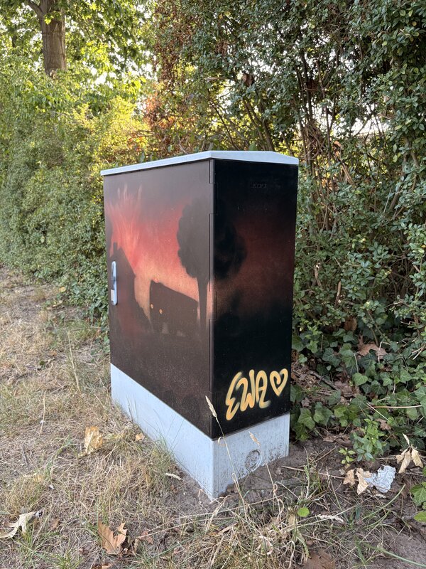 Ein Stromkasten, der mit Grafitti wie eine düstere Feuerwehrstation angemalt wurde