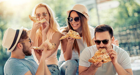 Freunde essen gemeinsam Pizza