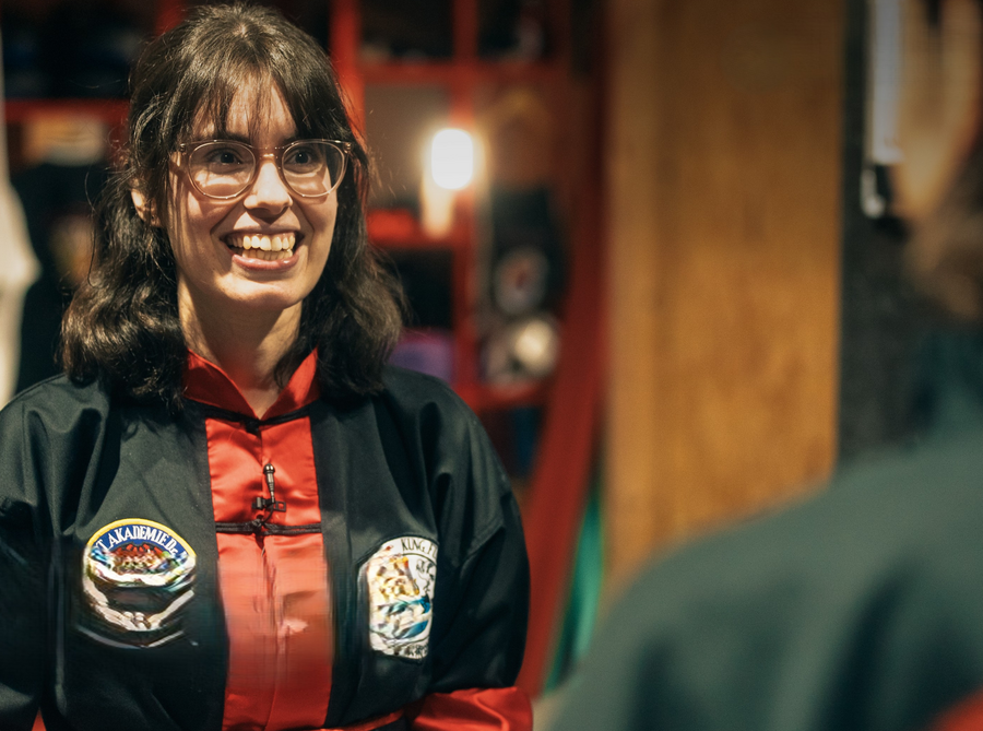 Zwei Personen unterhalten sich miteinander