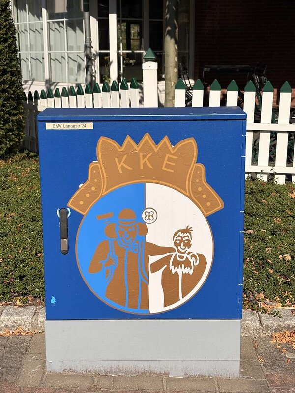 Ein Stromkasten, der mit Grafitti bemalt wurde mit dem Logo von der Karnevalsgesellschaft Kespel Emsbüren