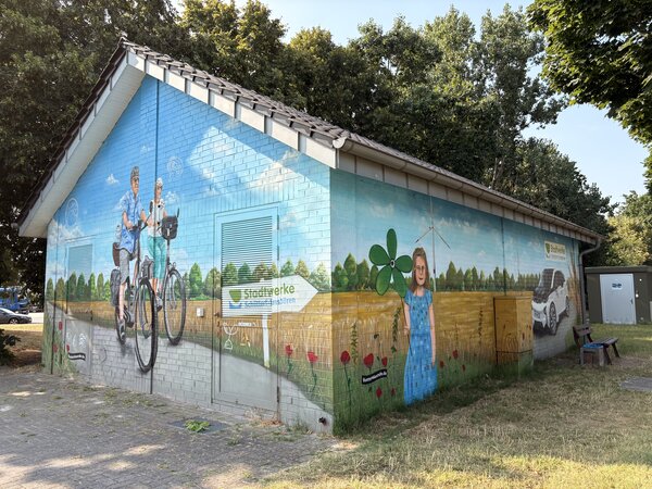 Ein bunt-bemaltes Trafohaus der Stadtwerke Schüttorf-Emsbüren