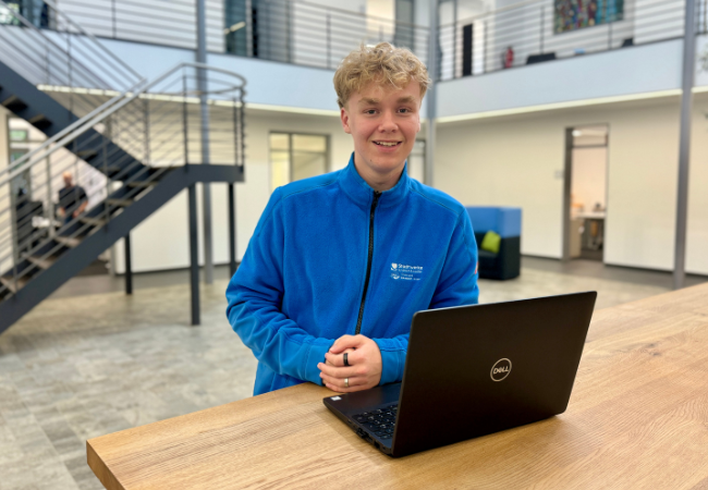 Junge mit blauer Jacke