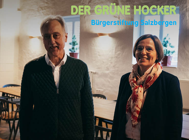 Ein Mann und eine Frau lächeln in die Kamera