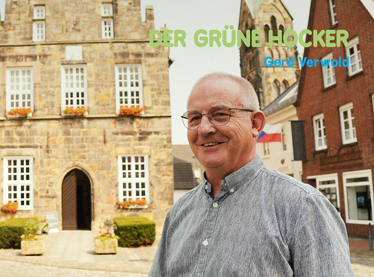 Gerd Verwold steht vor Schüttorfer Rathaus