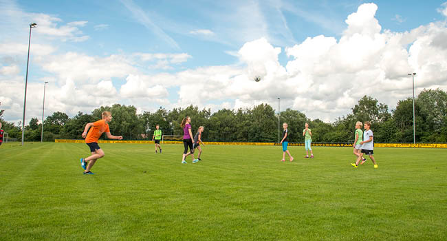 Kinder spielen Fußball
