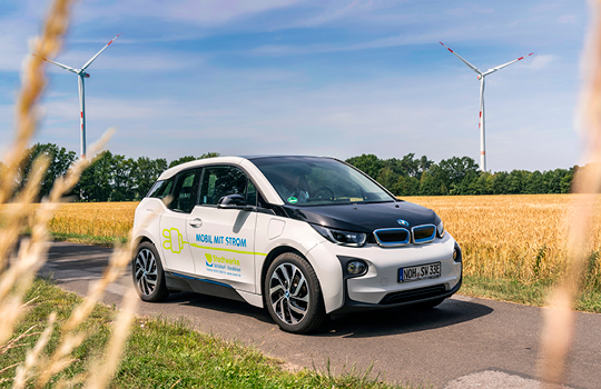 Ein weißes Elektroauto fährt auf der Straße