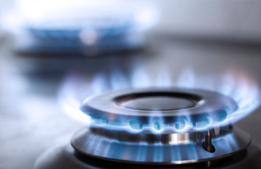 Brennende Gasflamme auf dem Gasherd