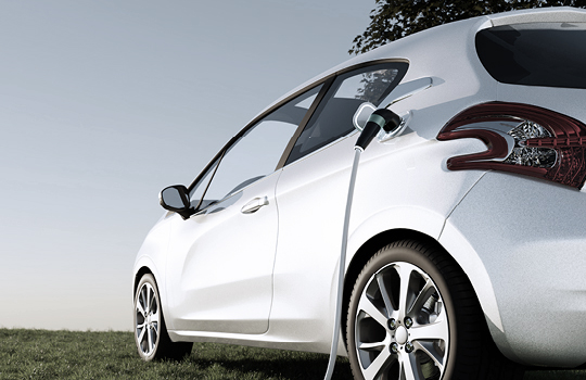 Elektroauto wird mit einem Stromkabel getankt