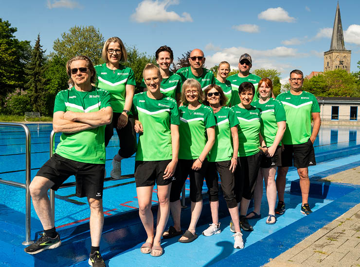 Bäderteam Schüttorf im Freibad vor dem Schwimmerbecken