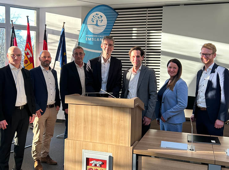 Vertreter von OGE uns SWSE lächeln in die Kamera