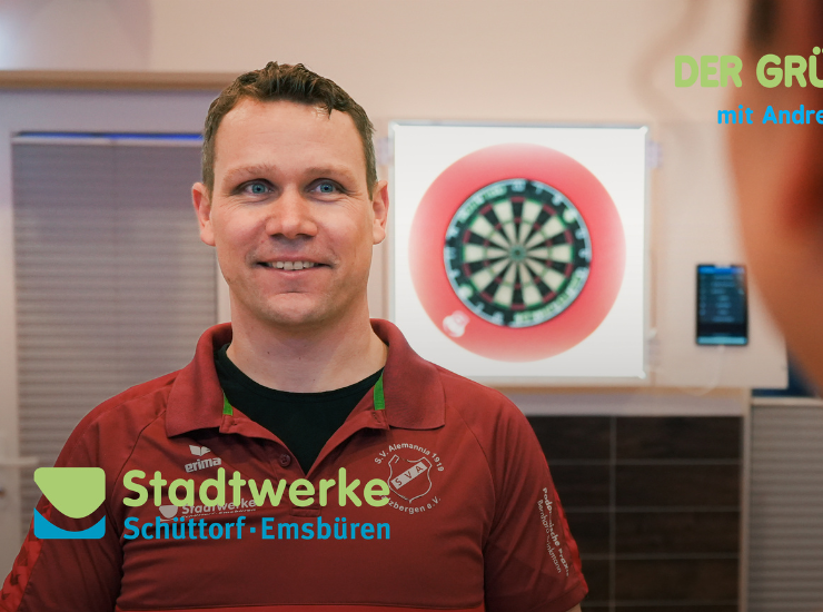 Mann mit Dartscheibe im Hintergrund