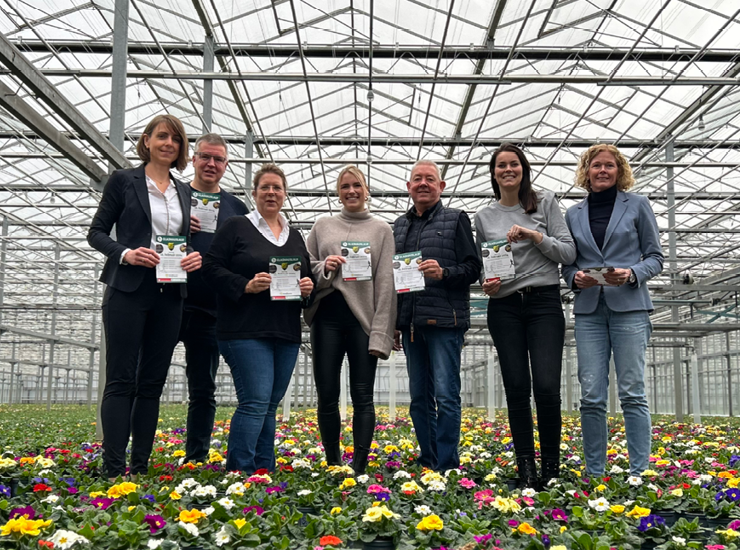 Gruppenbild Sponsoren im Gewächshaus