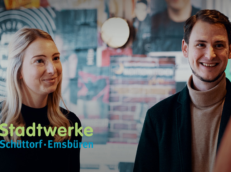 Grüner Hocker Tom Wolf und Lena Heggemann vom Komplex