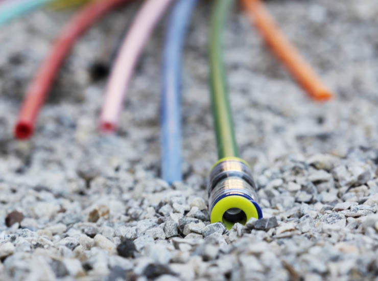 bunte Glasfaserkabel auf Kies