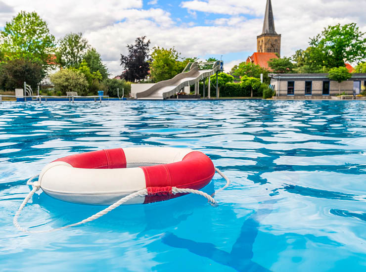 Schwimmring schwimmt im Schwimmbecken