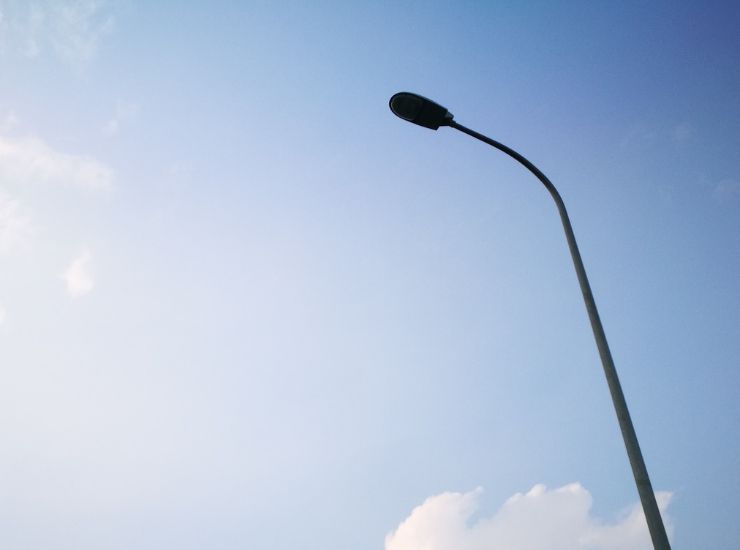 Straßenlaterne vor blauem Himmel