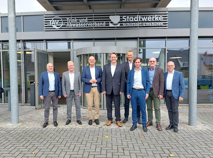 Geschäftsleute stehen vor dem Servicecenter der Stadtwerke