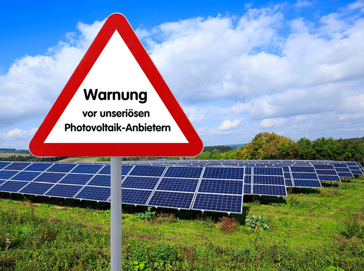 Fläschenphotovoltaikanlage Warnschild im Vordergrund