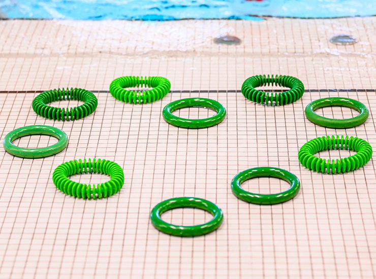 Grünes Herz mit Schwimmringen am Beckenrand