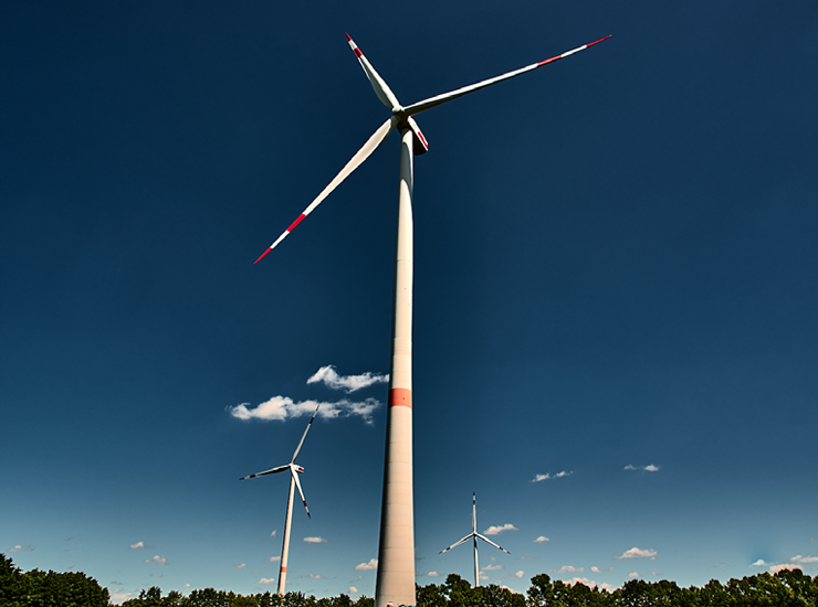 Windpark Quendorf vor tiefblauem Himmel