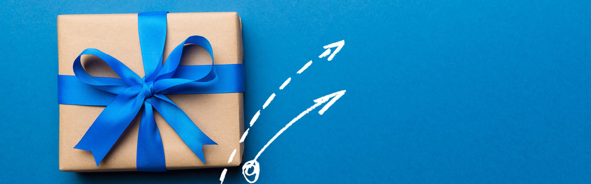 Geschenk auf blauem Hintergrund
