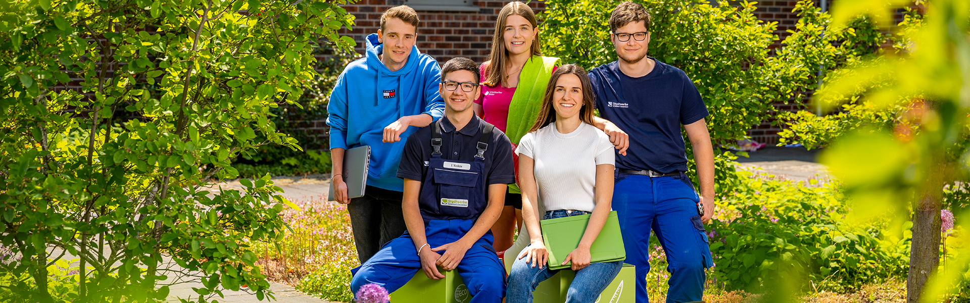 Gruppenfoto Stadtwerke Auszubildende im Grünen