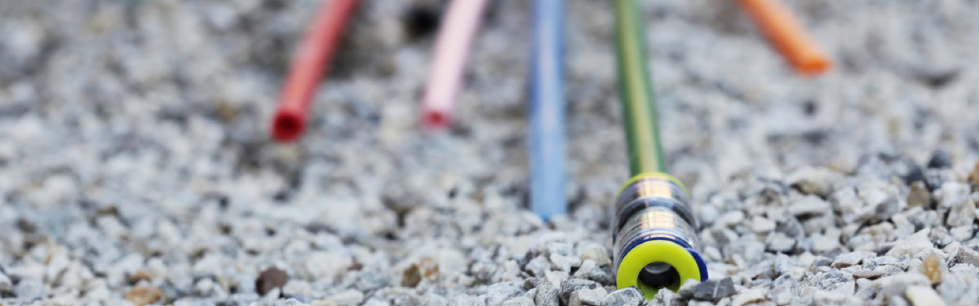 Bunte Glasfaserkabel liegen auf dem Boden