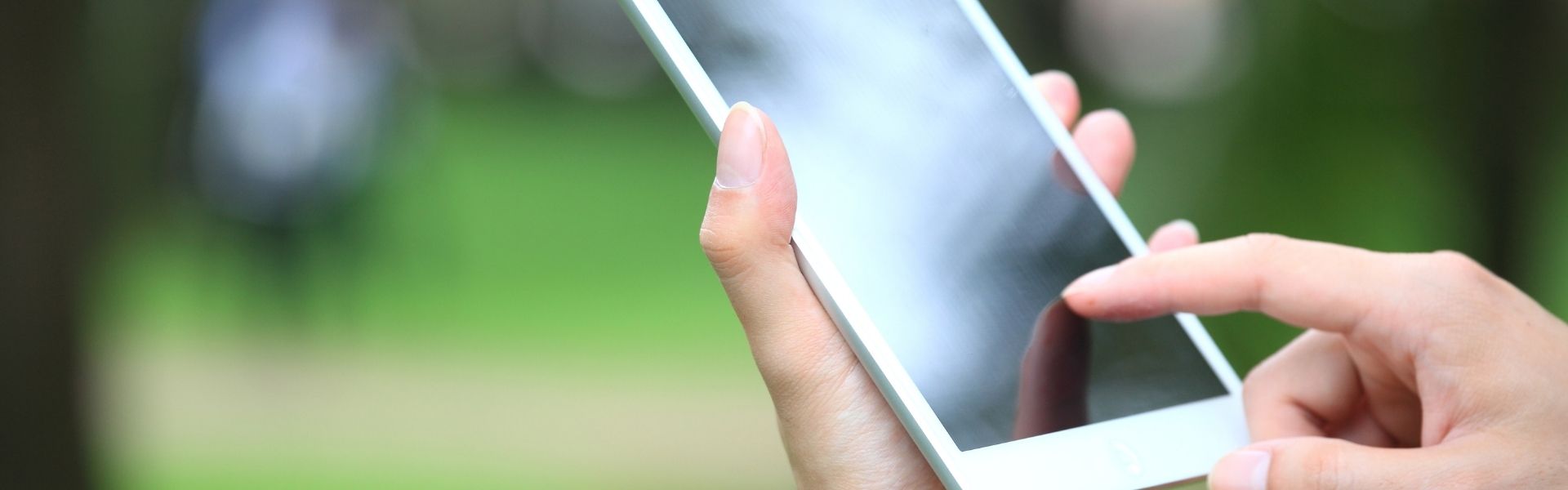 Hand tippt auf einem Handy