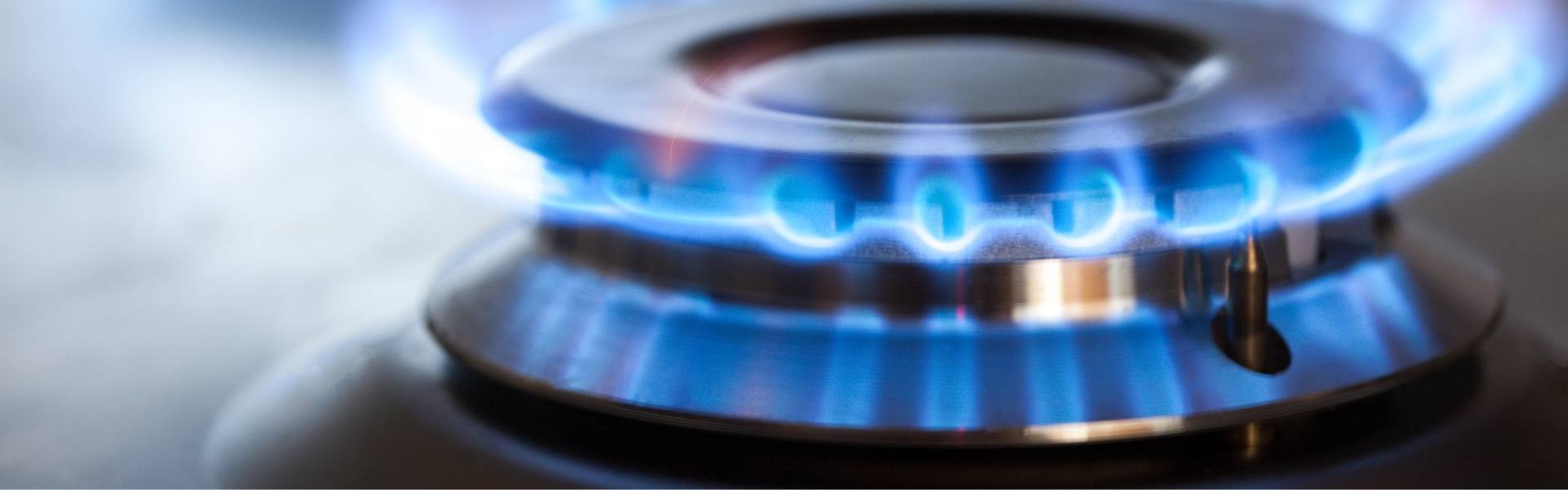 Gasflamme brennt auf einem Herd