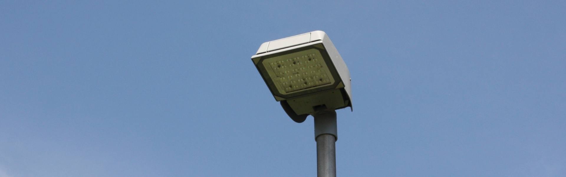 Straßenlaterne vor blauem Himmel