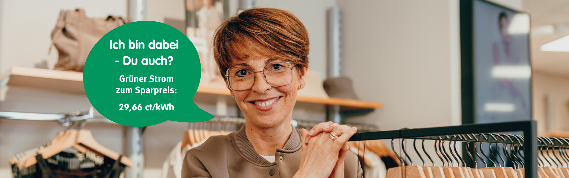 Frau lehnt am Regal mit einer Sprechblase